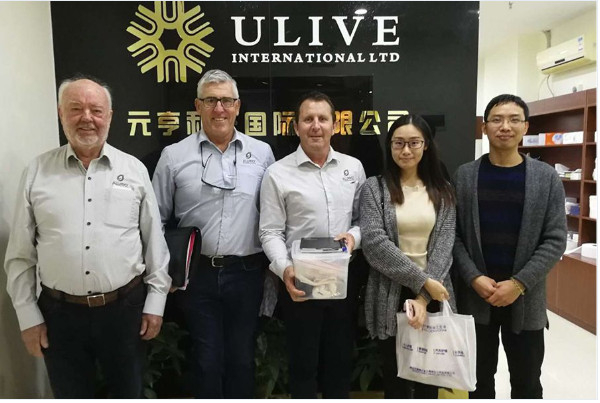 Managementteam der Papierfabrik Ulive mit globalen Kunden