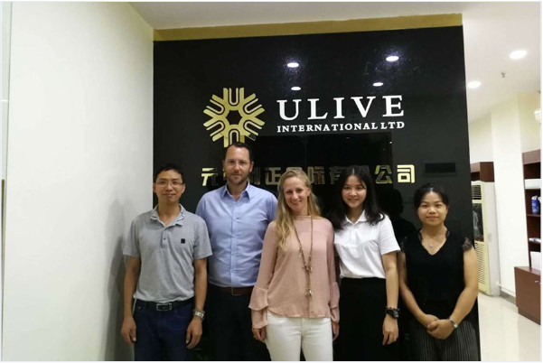 Ulive-Team f&uuml;r die Herstellung von Papierprodukten im Ausstellungsraum der Fabrik